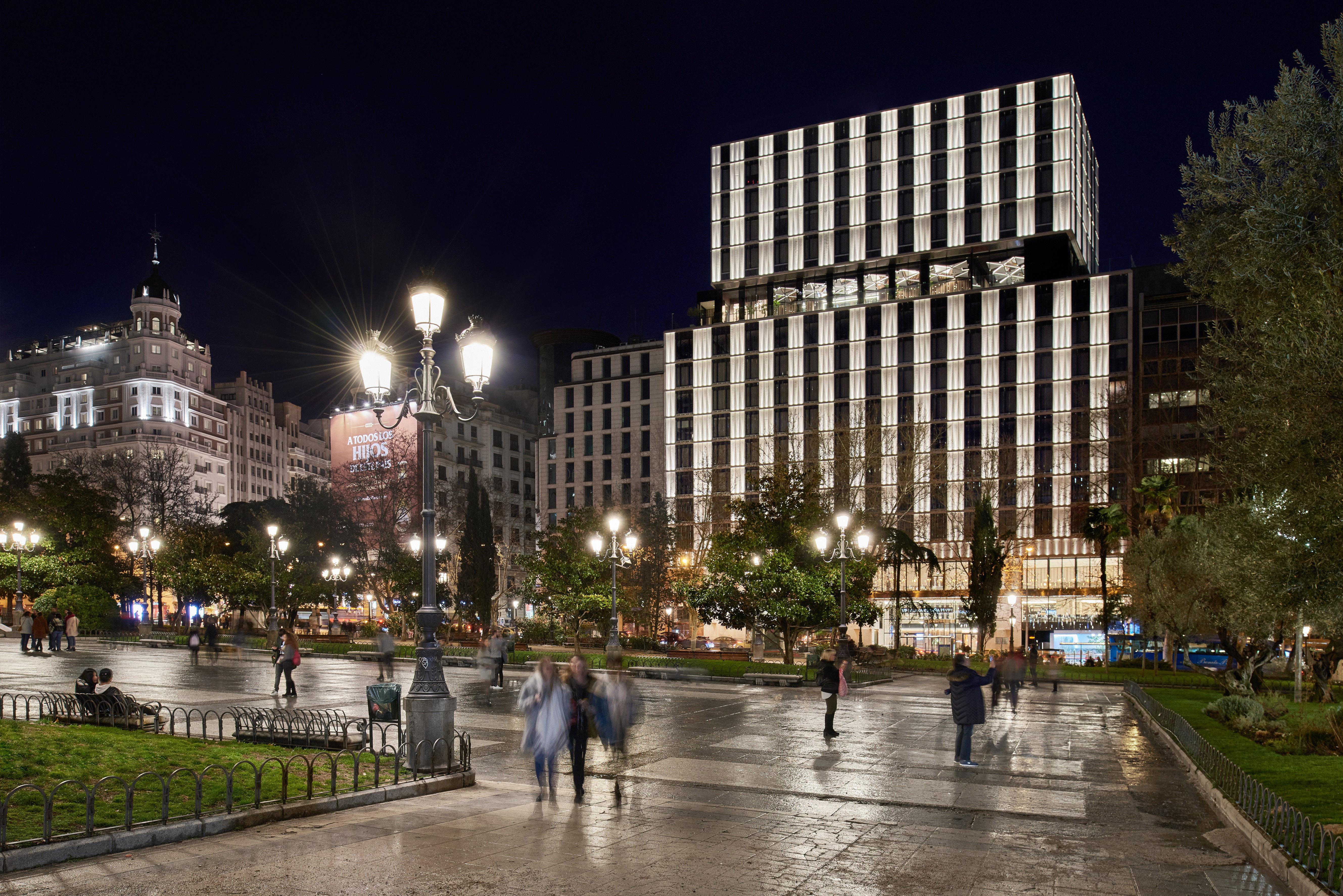 Vp Plaza Espana Design Madrid Exterior photo The hotel at night