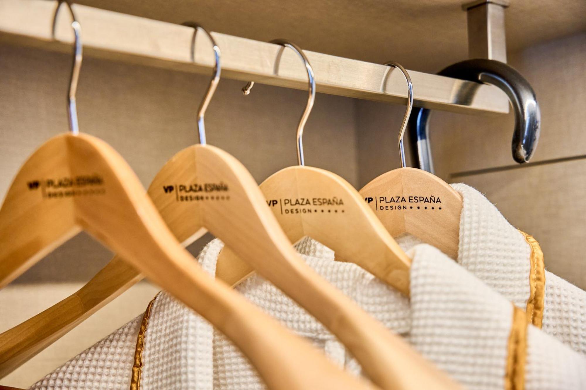Vp Plaza Espana Design Madrid Room photo Wood clothes hangers